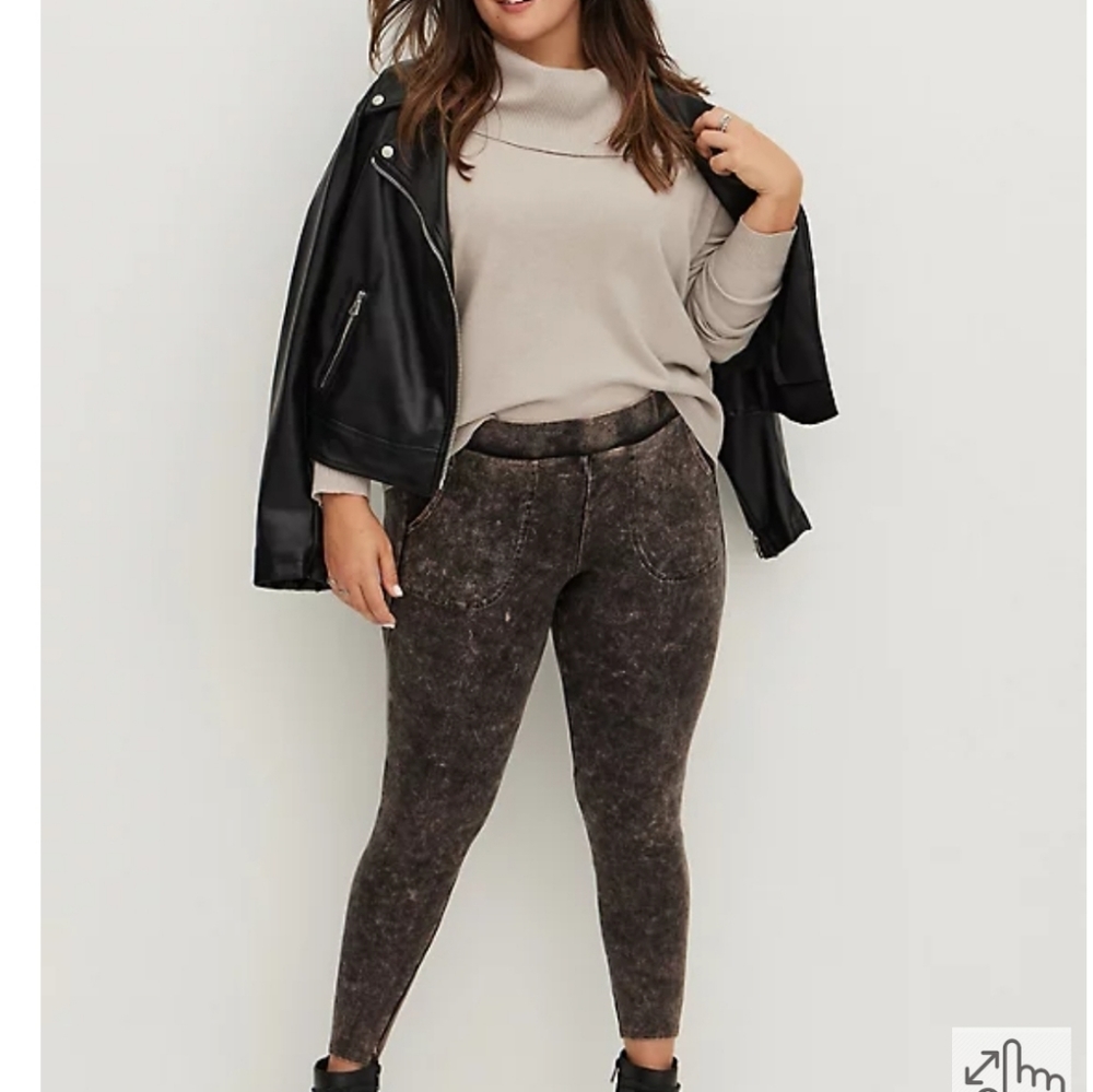 Torrid Premium Leggings w/Pockets. Black Mineral Washed, Size 5.